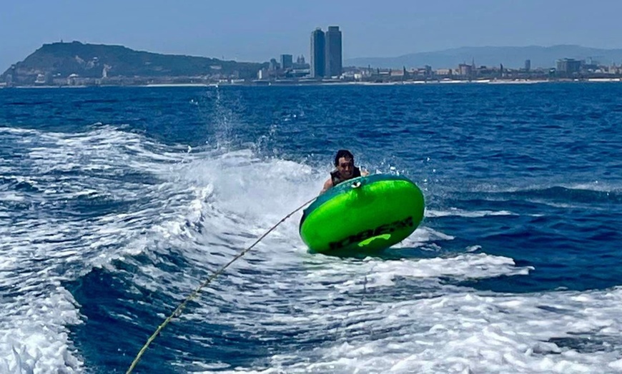 Image 12: Experiencia acuática de 1 h: paseo en barco y flotador de arrastre