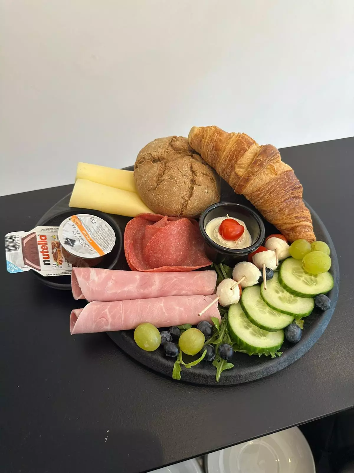 Frühstücksplatte oder Frühstücksbowl inkl. Heißgetränk nach Wahl