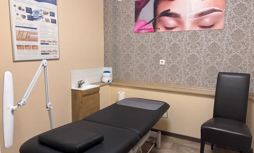 Image 3: Behandlung mit Tiefenreinigung und Mikrodermabrasion / Microneedling