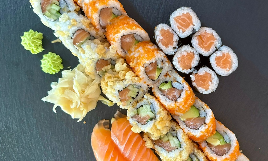 Image 2: Vielfältige Sushi-Menüs oder Party-Platte für 1, 2 oder 4 Personen 