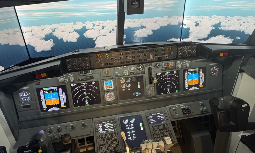 Image 2: Explore with a 60 or 90-minute 737 Boeing Flight Simulator Experience