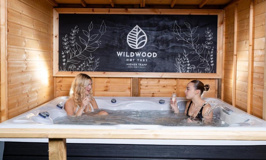 Image 2: Lancashire: Picturesque Stay for 2 with Breakfast, Dinner, Hot Tub 