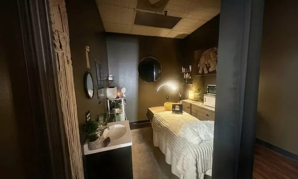 Full Set Classic or Hybrid Lash Extensions with Optional 2-Week Refill