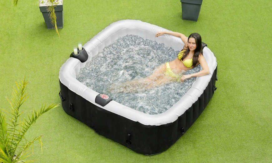 Image 2: Spa gonflable carré 4 ou 6 personnes de la marque Ospazia