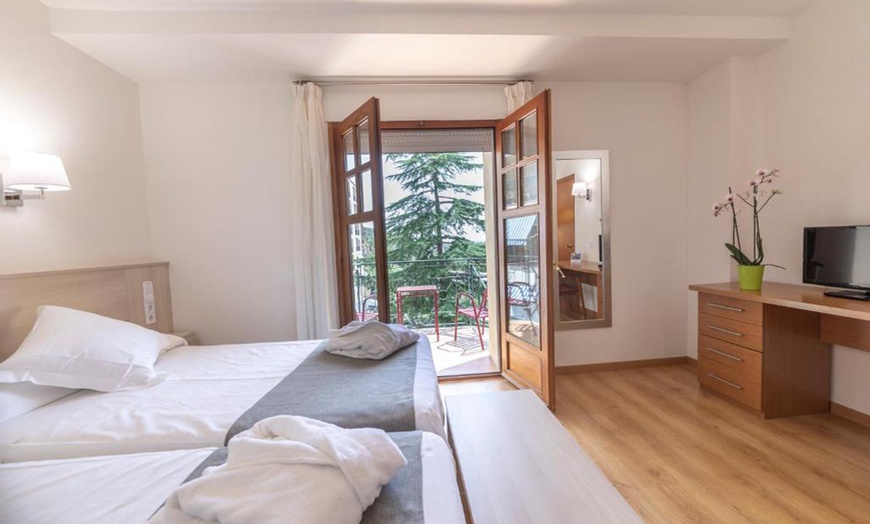 Image 9: Escapada Relajante al Balneario de Fitero con Masaje y Spa para Dos 