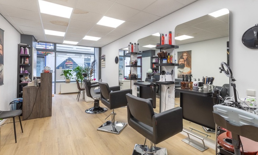 Image 2: Klaar voor een frisse coupe? Ga voor een kappersbehandeling naar keuze