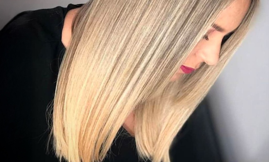 Image 7: Sesión de peluquería con masaje, corte y tratamientos extra a elegir