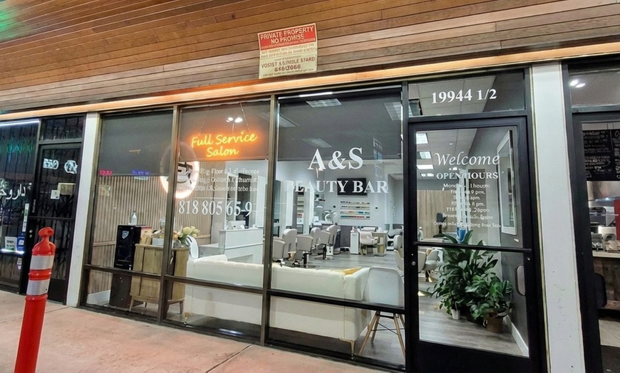 Image 3: Pamper Yourself with Flawless Gel Nails for Every Style