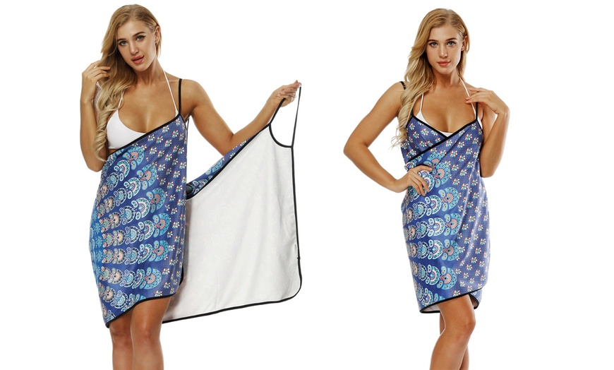 Image 6: No Sand Beach Towel Body Wrap
