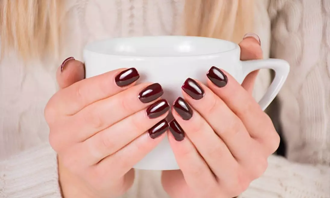 Sesión de manicura, pedicura o ambas con esmaltado clásico o semipermanente para 1 persona; ahorra 62% - Primary Image