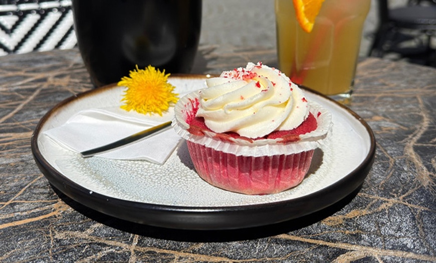 Image 5: Matcha oder Heißgetränk nach Wahl & Stück Kuchen für 1 - 4 Personen