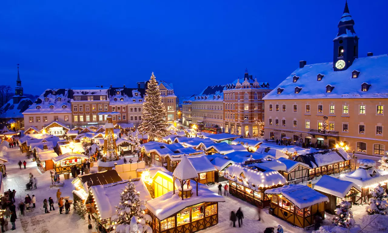 Kerstmarkten Duitsland: 1 of 2 dagen kerstshoppen in Düsseldorf, Keulen of Oberhausen incl. luxe busreis - Primary Image