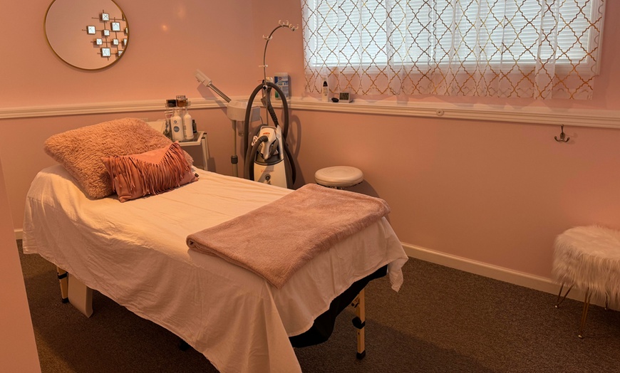 Image 3: Up to 40% Off on Zerona or Velashape at Pure Beauty GR