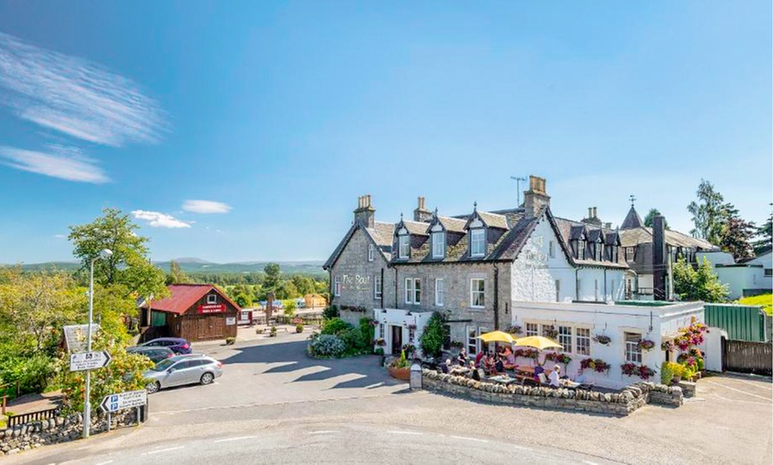 Image 1: Aviemore: Scenic Stay for 2 with Breakfast, Dinner, Prosecco