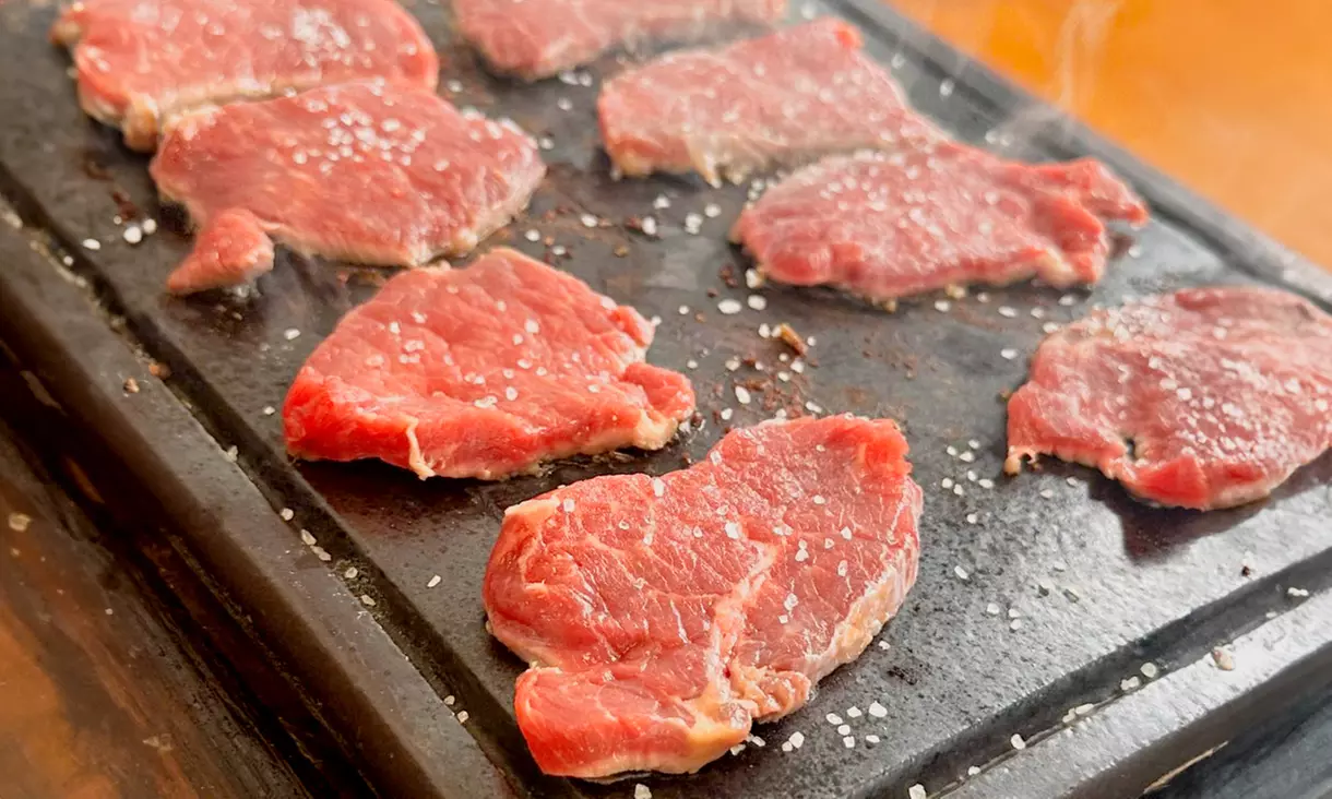 Menú argentino para 2 o 4 con entrante, principal, postre y vino