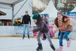 Weihnachts-Special: 2 Std. Schlittschuhlaufen für 2 Erwachsene und optional 2 Kinder (bis zu 26% sparen) - Second Medium