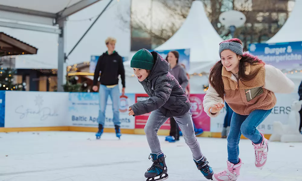 XMAS-Special: 2 Std. Schlittschuhlaufen für 2 Erwachsene & 2 Kinder