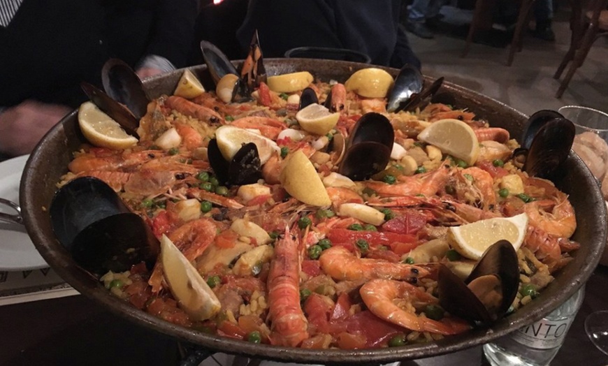 Image 11: Sabores que cuentan historias: menú mediterráneo con botella de vino