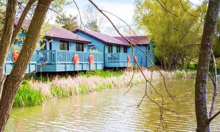 Image 2: Worcestershire: Choice of Lakeview Cabin with Breakfast