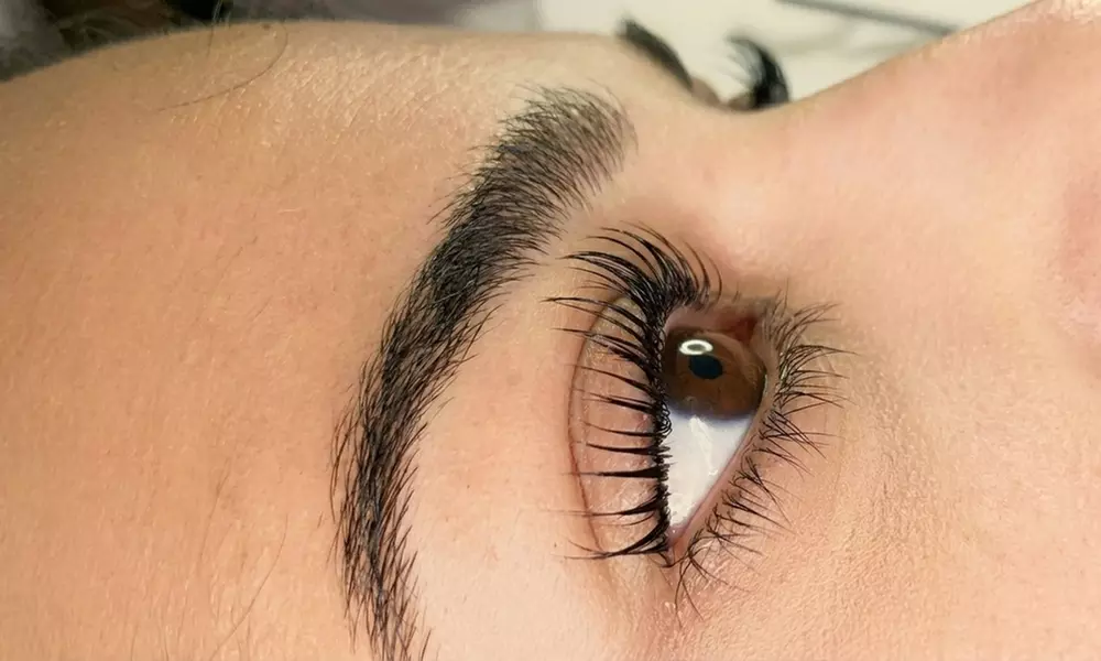 Lifting de pestañas con opcíon a tinte, diseño y depilacion de cejas