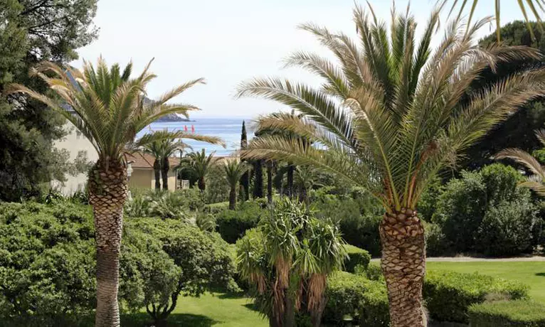 Saint Cyr-sur-mer: 1 à 3 nuits avec pdj, 1/2 bouteille de champagne et modelage pour 2 au Grand Hôtel Les Lecques - Second Medium