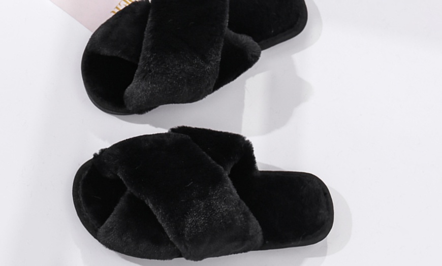 Image 7: Warm Faux Fur Women's Slippers