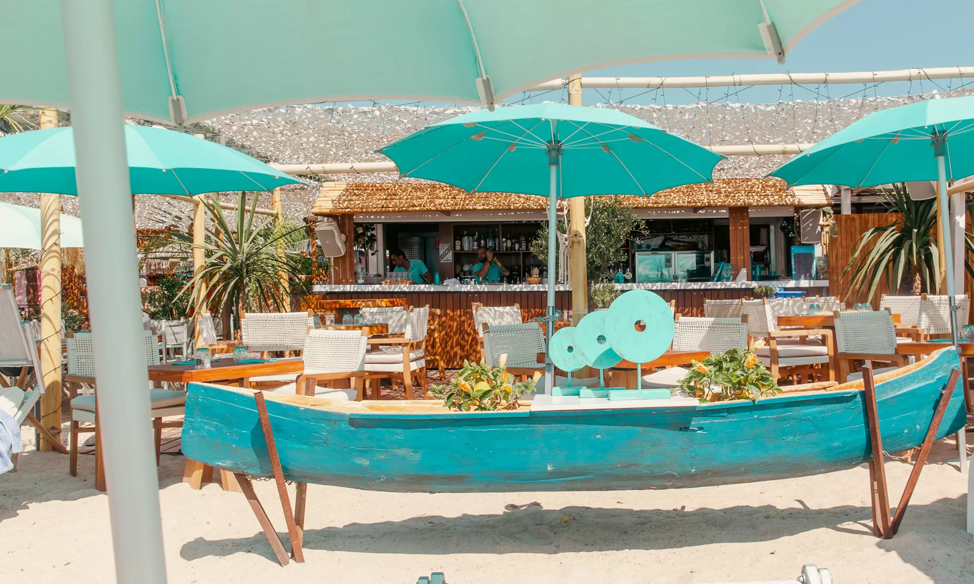 Journée détente en plage privée avec matelas, parasol et boissons