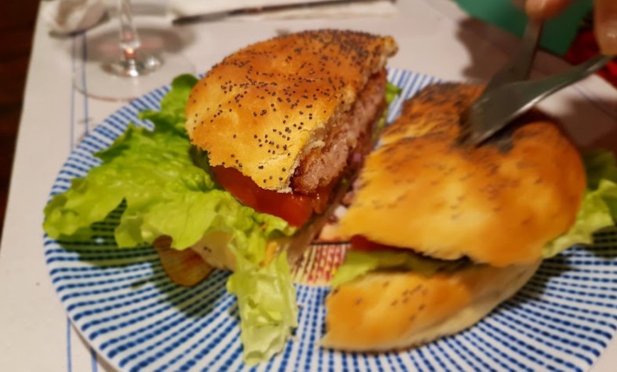 Image 14: Saborea un menú de hamburguesas para 2 o 4 personas en El Mono Vintage