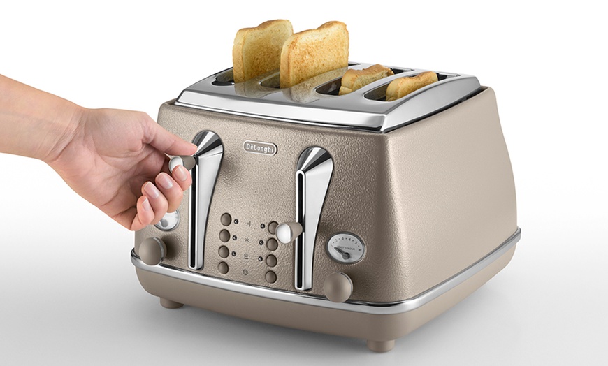 Image 5: DeLonghi Kettle and Toaster Set