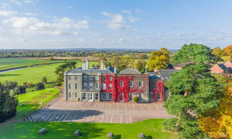 Countryside Charm in Staffordshire: Scenic Stay for up to 6