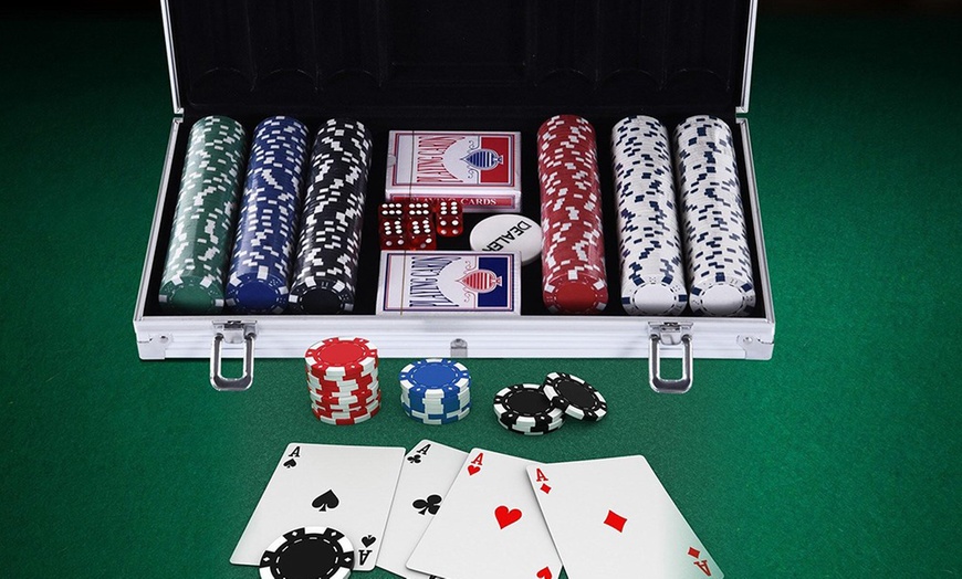 Image 23: Tappeto copritavolo, distributore automatico di carte e set da poker