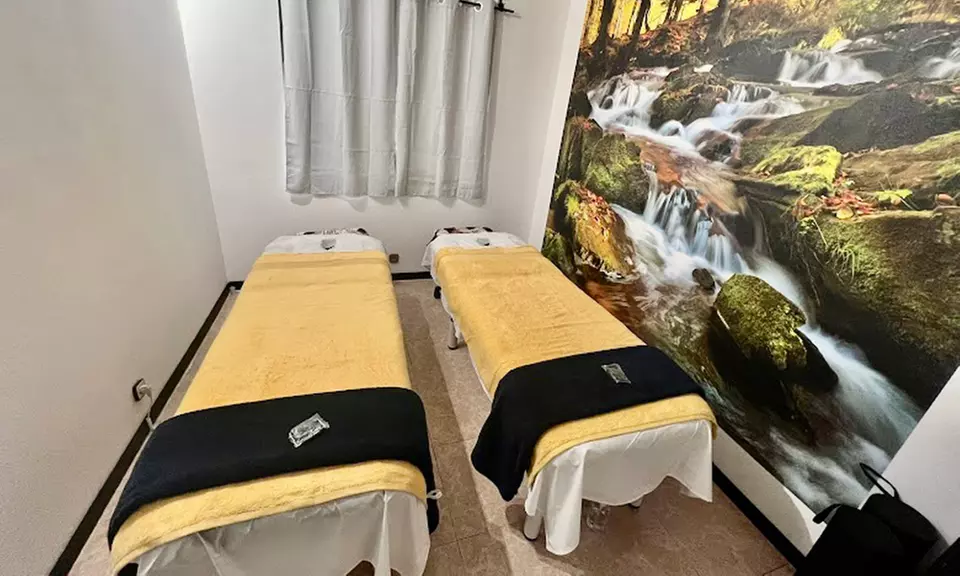 Relax en pareja: masaje oriental de Filipinas con cava y bombones