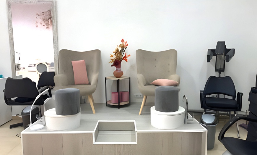 Image 4: Uñas duraderas: manicura y/o pedicura con esmaltado semipermanente