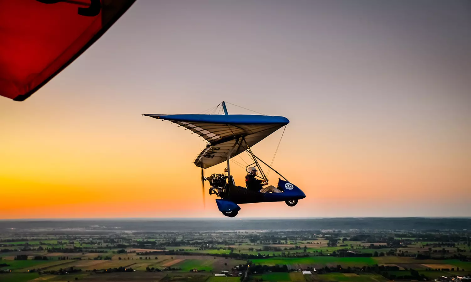 Spełnij marzenia o lataniu: widokowy lot motolotnią z filmem