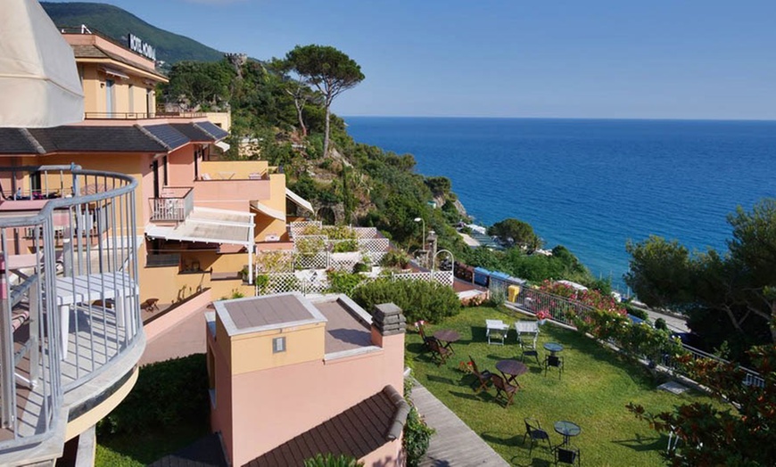 Image 2: Cinque Terre : chambre double avec accès spa et pdj pour 2 personnes