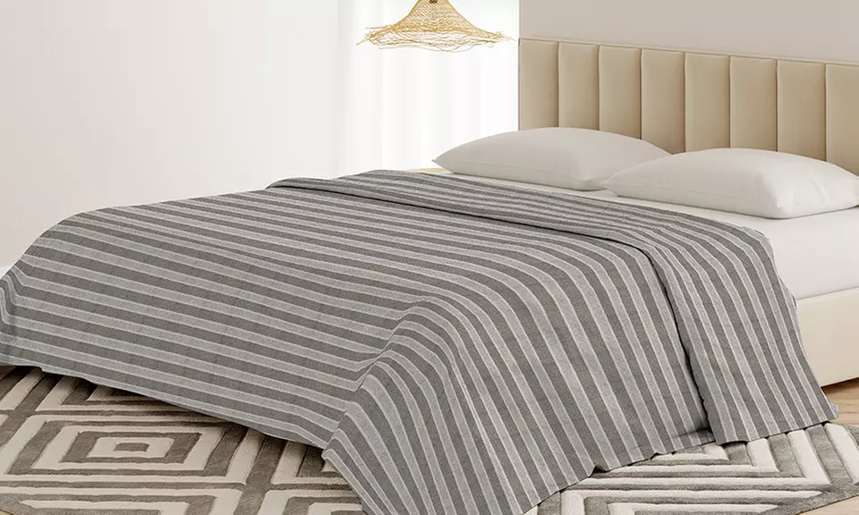 Sofabezug und Tagesdecke aus natürlicher recycelter Baumwolle