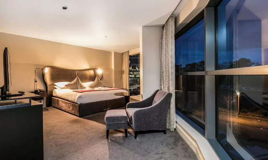 Surrey: Trackside 4* Spa break with Breakfast, Dinner, Prosecco