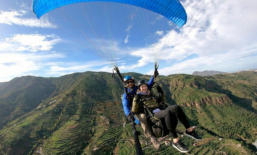 Image 5: Vuelo estándar o acrobático en parapente con video del despegue 