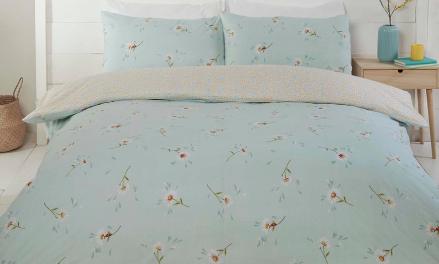 Image 1: Easy Care Daisy Reversible Design Duvet Set