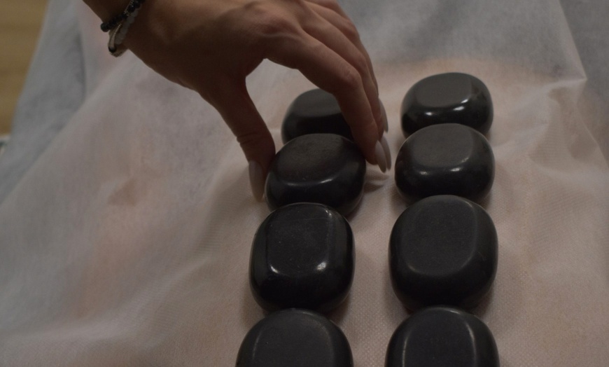 Image 23: Masaże dla 1 lub 2 osób: stemplami ziołowymi, relaksacyjny i więcej