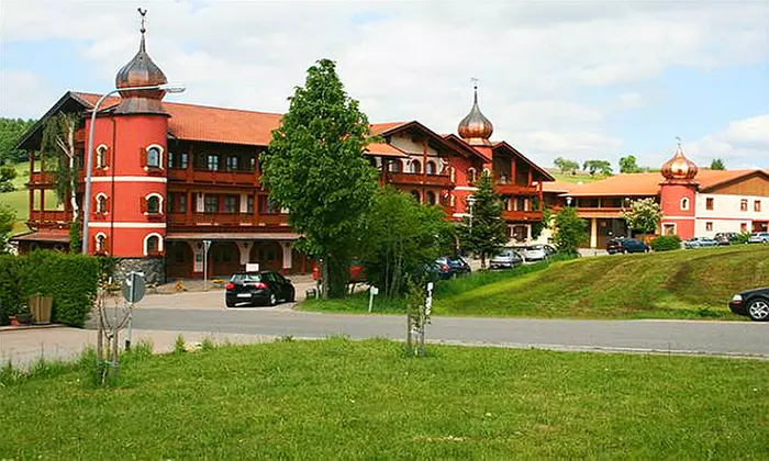 Bayerischer Wald: 3-5 Tage für Zwei mit Frühstück, Snack, Abendessen und Heudampfbad im Parkhotel Böhmerwald ab 139 € - Primary Image