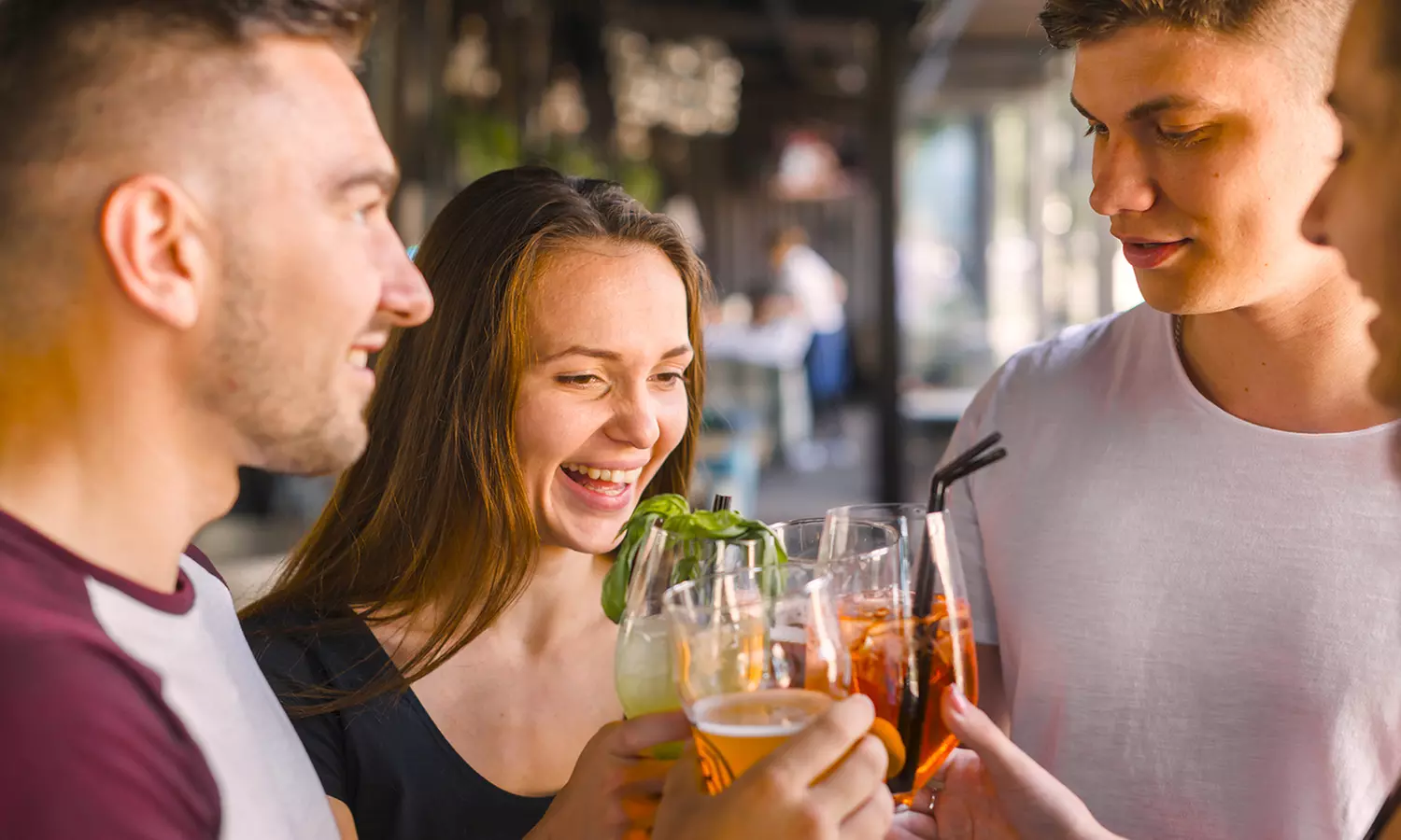 Copas o cócteles a elegir con picoteo para 2 o 4 personas