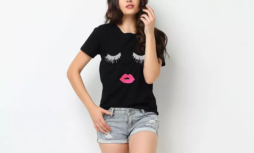 Image 4: T-shirt met lippen en wimpers
