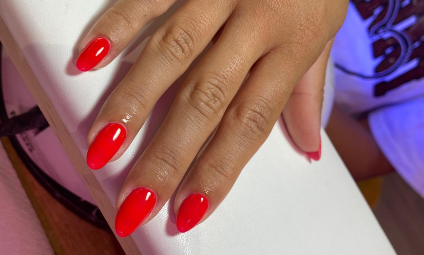 Image 10: Manicura y/o pedicura a elegir con opción a puesta de uñas de gel