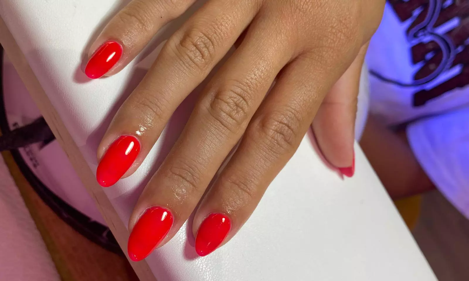 Manicura o pedicura clásica con esmaltado normal o semipermanente