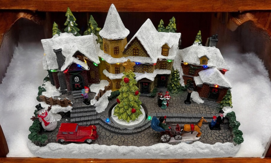 Image 3: Village de Noël décoratif avec arbre, lumières, sons et mouvements