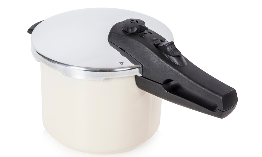 Image 3: Morphy Richards Pressure Cooker