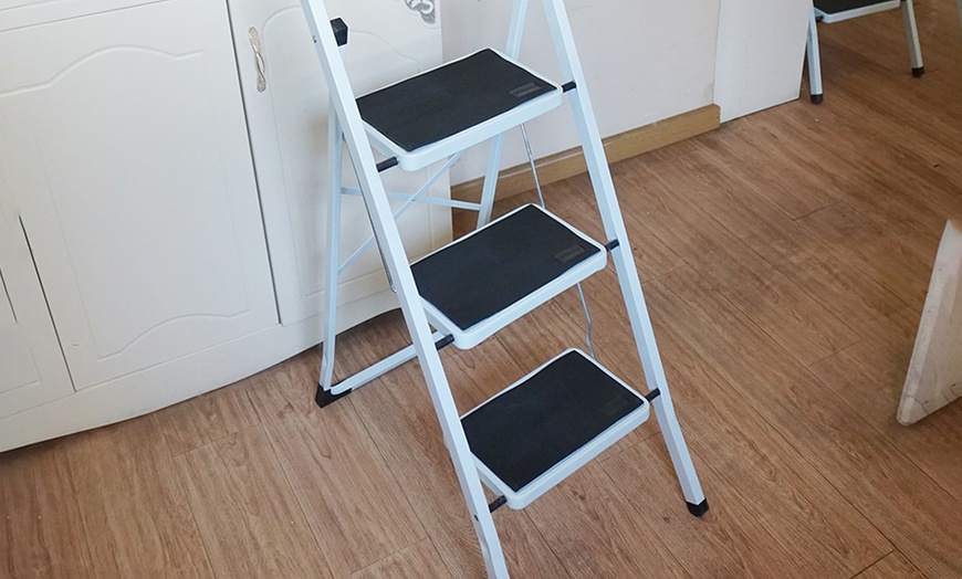 Image 6: Two-, Three- or Four-Step Folding Ladder