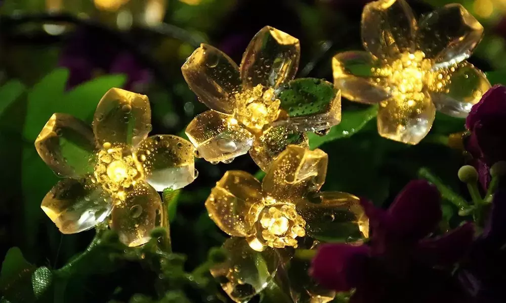 1 o 2 stringhe con 50 luci a LED a forma di fiori di ciliegio