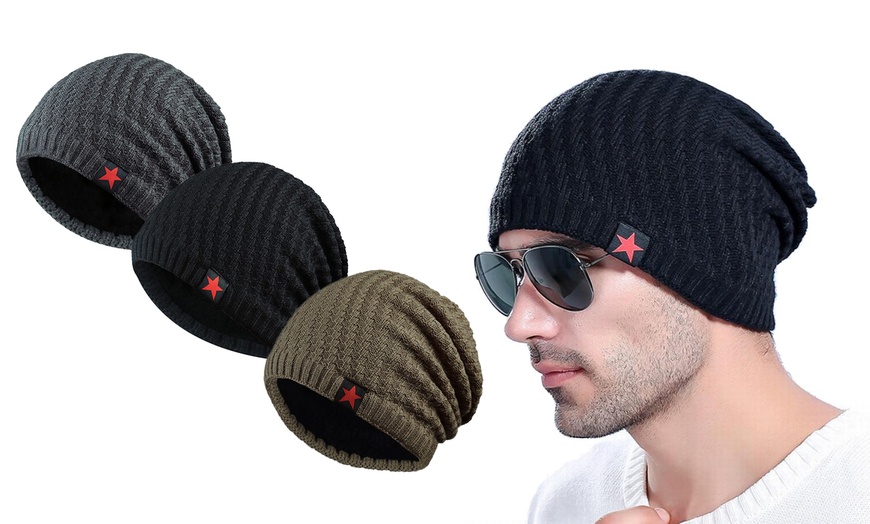 Image 1: Gorro invernal con diseño tejido y decoración de estrella